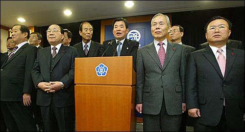 지난 2006년 1월 교육부총리였던 김진표 현 열린우리당 정책위의장이 사학법 개정에 반발해 감사를 거부하는 사학에 대한 대책을 발표하고 있다.(자료사진) 